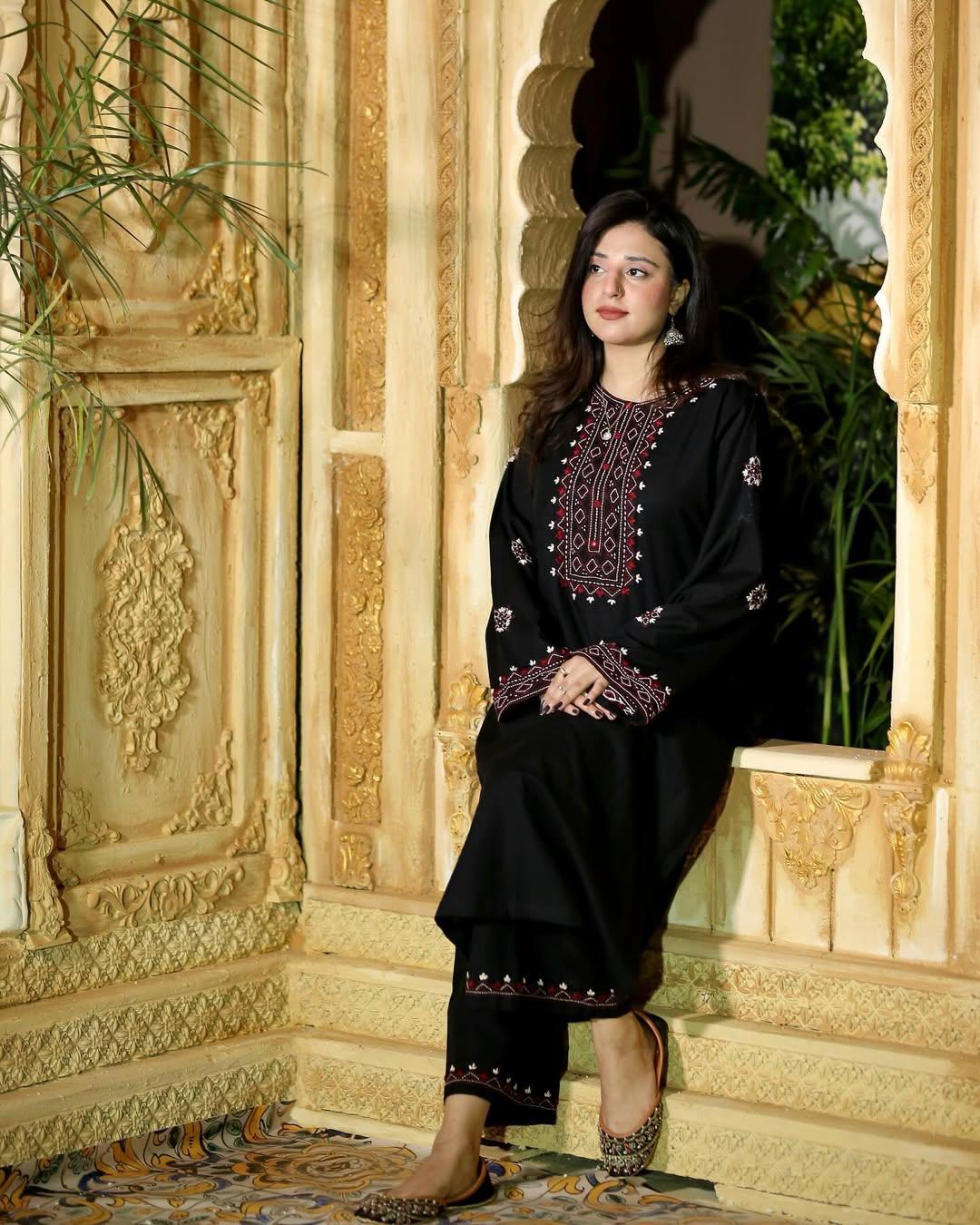 Black Luxe Emb 2pc - Riwaiti Rang